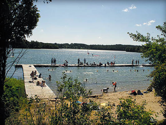 Plaża i przystań   ze sprzętem wodnym jezioro MAUSZ